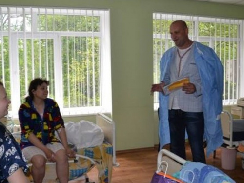 В Мариуполе рожденным в День вышиванки вручили вышиванки (ФОТО)