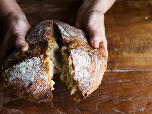 Маріупольці рахують копійки, а супермаркети викидають хліб – що відбувається у місті