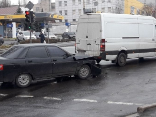 ДТП возле отделения полиции в Мариуполе: столкнулись легковушка и микроавтобус (ФОТО)
