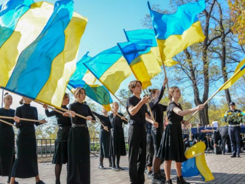 Перформанс и минута молчания: в Мариуполе почтили защитников Украины (ФОТО)