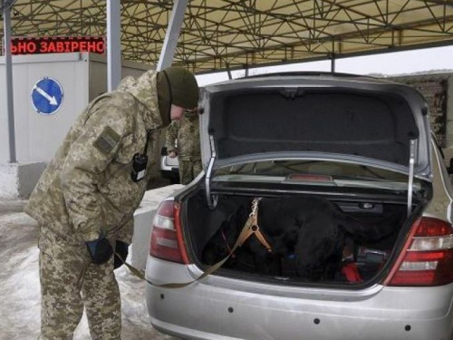 На КПВВ Донетчины пресечена взятка, найдены наркотики и остановлена контрабанда