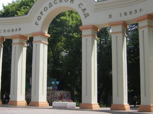 Фестивальный Мариуполь: прогулка по Городскому саду 360° (ВИДЕО 360°)