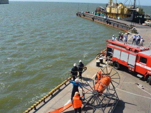 В Мариуполе учились ликвидировать темные пятна в море (ФОТО)