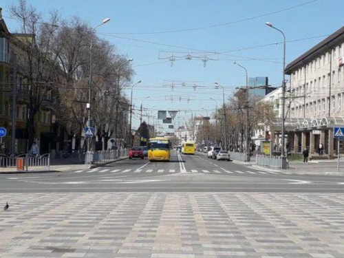 В Театральном сквере Мариуполя заменят разрушенную плитку