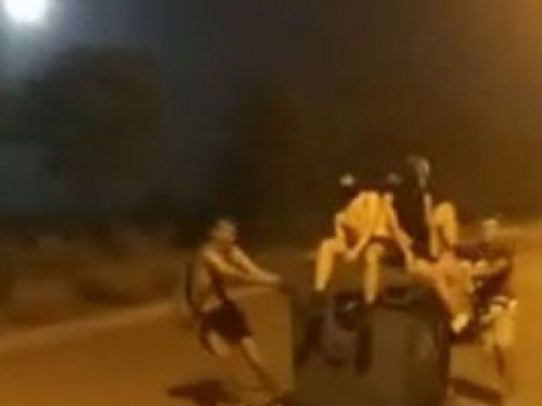 В Мариуполе подростки превратили мусорный контейнер в транспортное средство (ВИДЕО)
