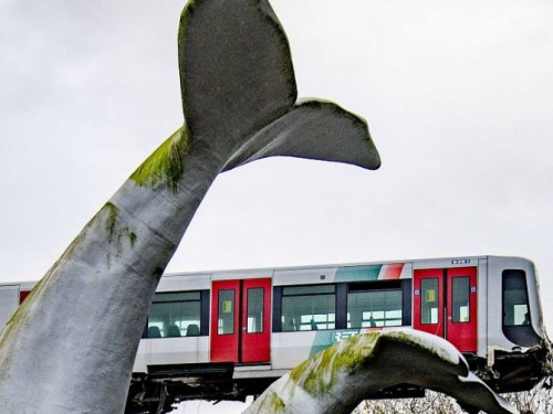 В Нидерландах скульптура спасла поезд метро от падения в воду