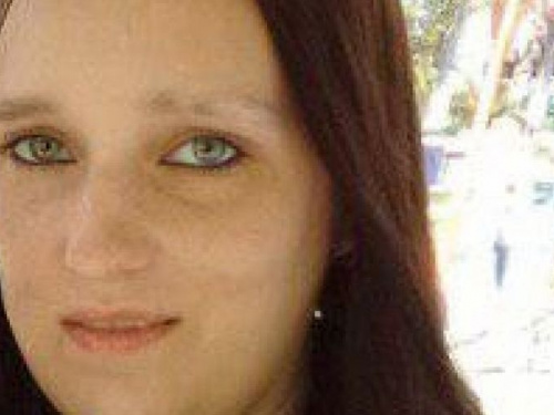 В Мариуполе ищут пропавшую девушку. Она ушла из дома в халате и тапочках (ФОТО)