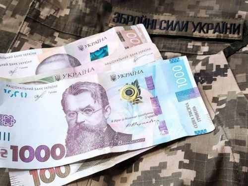 Родини полонених військових будуть отримувати їх зарплати - Президент підписав закон