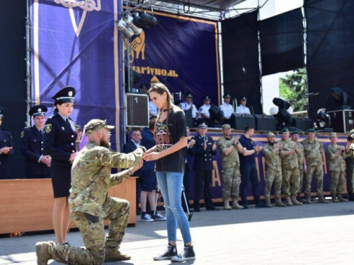 Боец «Азова» во время награждения в Мариуполе сделал предложение своей девушке (ФОТОФАКТ)