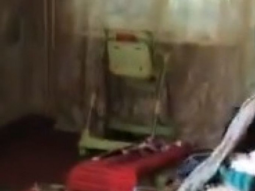Семьей с детьми из зловонной квартиры Мариуполя займутся социальные службы