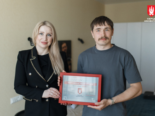 «Можна спокійно планувати життя»: оборонець Маріуполя Андрій Кучер отримав власну квартиру на Київщині