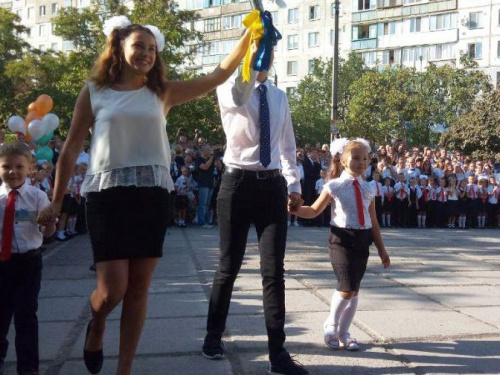 В школах Мариуполя прозвенел первый звонок (ФОТО)