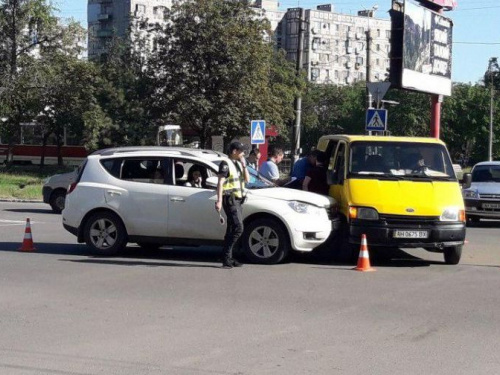В Мариуполе иномарка «влетела» в микроавтобус: есть пострадавший (ФОТО)