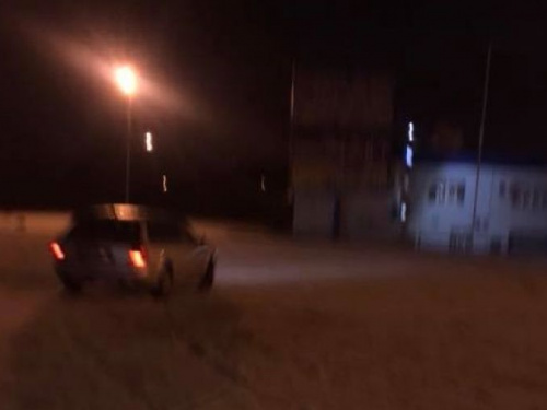 На парковке супермаркета в Мариуполе устроили гонки дрифтеров (ВИДЕО)