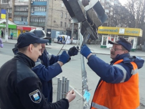 Грузовик в Мариуполе повредил два светофора (ФОТО)
