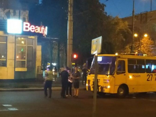 В Мариуполе подростки на велосипедах столкнулись с маршруткой (ФОТО+ВИДЕО)