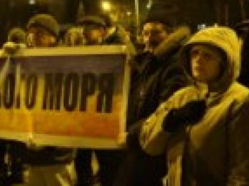 Военное положение не помешало провести в Мариуполе акцию протеста (ФОТОФАКТ)