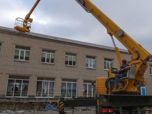В обстрелянном Новолуганском в Донецкой области завершили аварийный ремонт школы и детсада