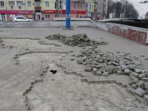 Судьбу скандальной плитки на главной площади Мариуполя решат эксперты (ФОТО)