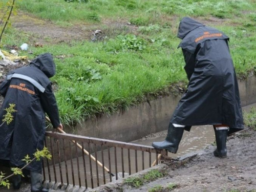 В Мариуполе после шторма чистят ливневки: решетки забило листвой (ФОТО)