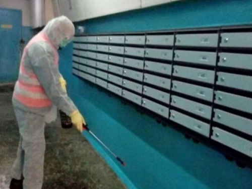В Мариуполе ежесуточно дезинфицируют 5 тысяч подъездов. В планах мытьё улиц и дорог