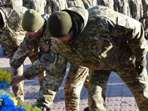 В Мариуполе военные отметили День достоинства и свободы (ФОТО)