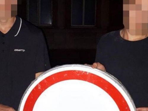 Зачем козе баян: в центре Мариуполя задержаны расхитители дорожных знаков (ФОТО)