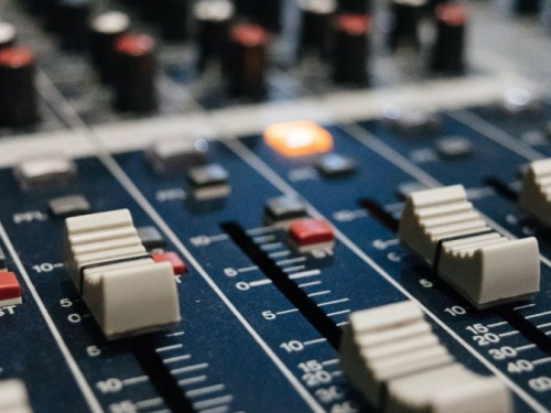 «Night Light Radioshow» на «Мариуполь FM»: курс на новогоднее настроение!