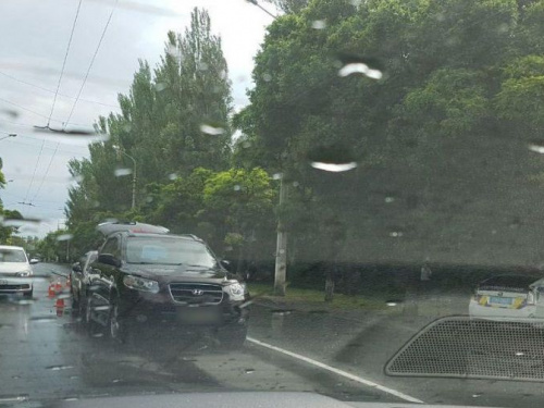 В Мариуполе столкнулись три автомобиля (ФОТОФАКТ)