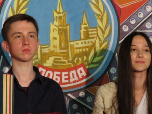 В Мариуполе под «Интернационал» сыграли коммунистическую свадьбу, раздеваясь на публике (ФОТО+ВИДЕО)