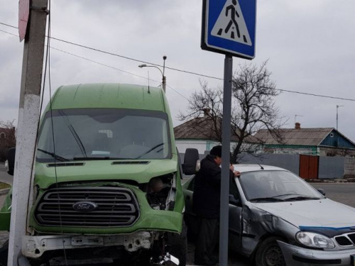 В Мариуполе авария с пострадавшими: девушку госпитализировали с переломом ребер (ФОТО)