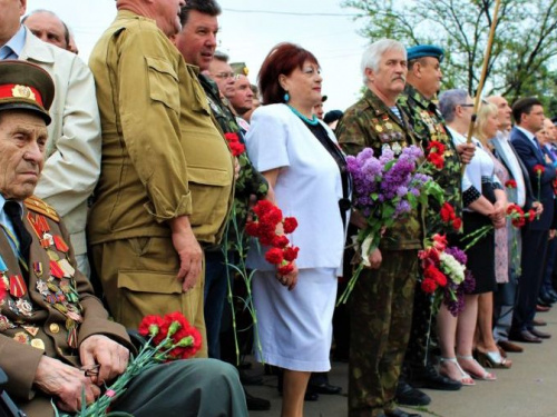 Низкий поклон ветеранам: в Мариуполе отметили День Победы (ФОТО)