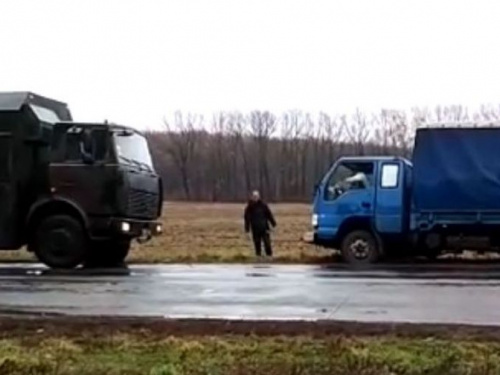 В Донецкой области военные пришли на помощь застрявшему водителю (ВИДЕО)