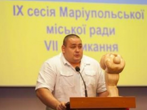 Александр Лашин вручил флаг победы мэру Мариуполя