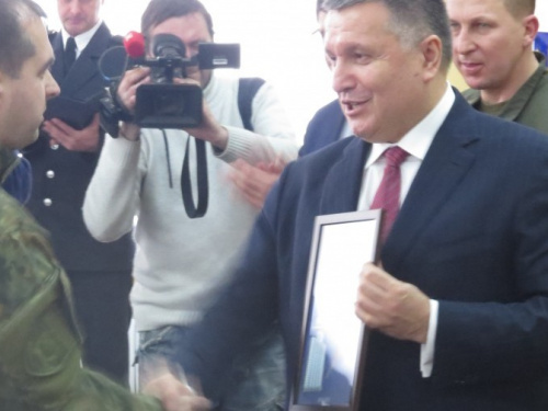 Арсен Аваков вручил 16 семьям мариупольских полицейских-переселенцев ключи от квартир (ФОТО)