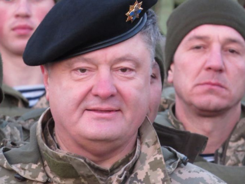 Петру Порошенко показали в Мариуполе двухметровую «Бендеровку» и смертельного робота (ФОТО)