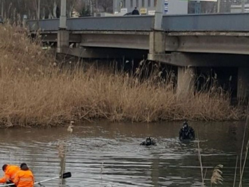 В Мариуполе водолазы чистят реку от мусора (ФОТО)  
