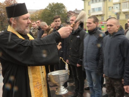 Накануне Дня защитника Украины в Мариуполе отправили в армию 90 призывников (ФОТО)