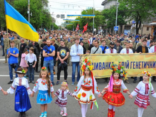 Выставка, парад и концерт: в Мариуполе масштабно отметят День вышиванки