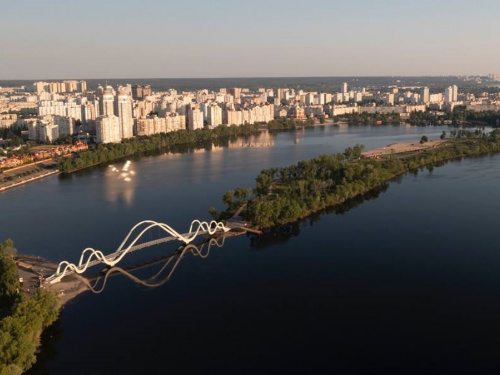 Зі сталі "Азовсталі": у Києві відкрили унікальний міст-хвилю з металу маріупольського комбінату