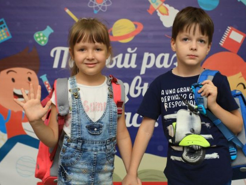 Подарки, портфели, мультфильмы: в Мариуполе поздравили первоклассников (ФОТО)