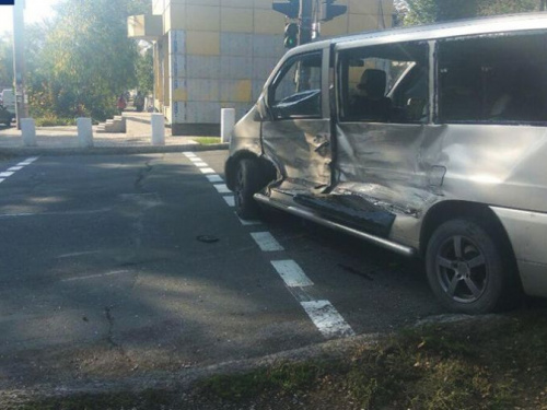 Не менее пяти пострадавших: в Мариуполе столкнулась маршрутка с микроавтобусом (ФОТО)