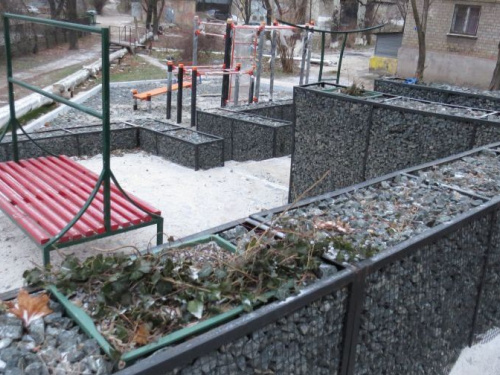 В центре Мариуполя на спорной площадке с габионами вырос детский городок (ФОТО)