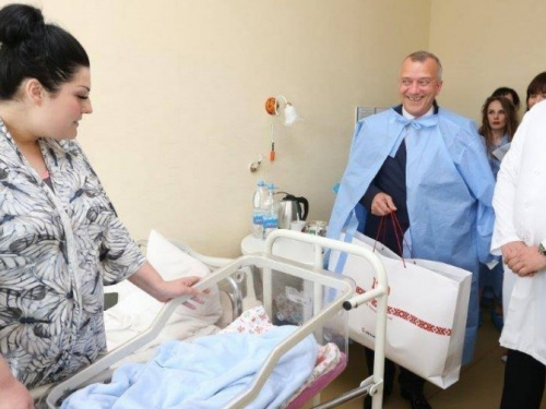 В День защиты детей генеральный директор ММКИ Юрий Зинченко с подарками навестил новорожденных в перинатальном центре (ФОТО)