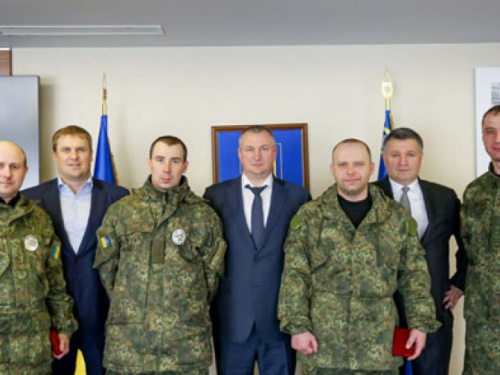 Четверо полицейских Донецкой области получили награды за защиту блокпостов
