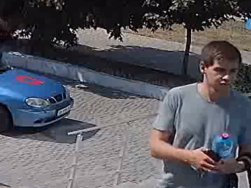 В Мариуполе ищут парня, обокравшего фитнес-клуб (ВИДЕО)