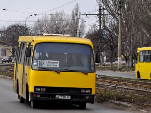 Перевозчики vs участники АТО: В Мариуполе кондуктор выталкивала из маршрутки инвалидов войны