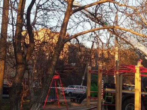 В Мариуполе над детской площадкой нависла угроза в виде электроопоры (ФОТО)