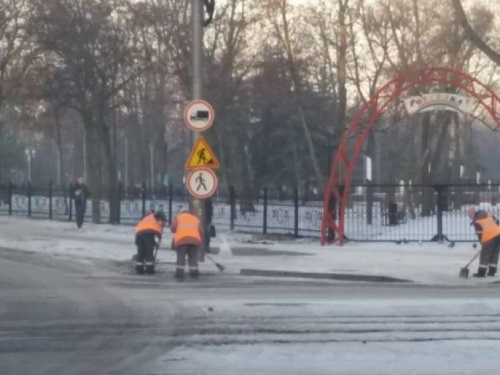 В Мариуполе на устранение гололеда потратили более 200 тонн специальной смеси (ФОТО)