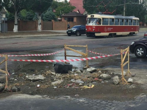 Сразу на двух улицах Мариуполя произошел прорыв трубопровода (ФОТО+ВИДЕО)